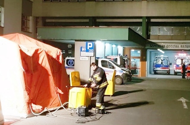 Namioty przed szpitalem w Rybniku jako izolatki dla osób z podejrzeniem koronawirusa.Zobacz kolejne zdjęcia. Przesuwaj zdjęcia w prawo - naciśnij strzałkę lub przycisk NASTĘPNE