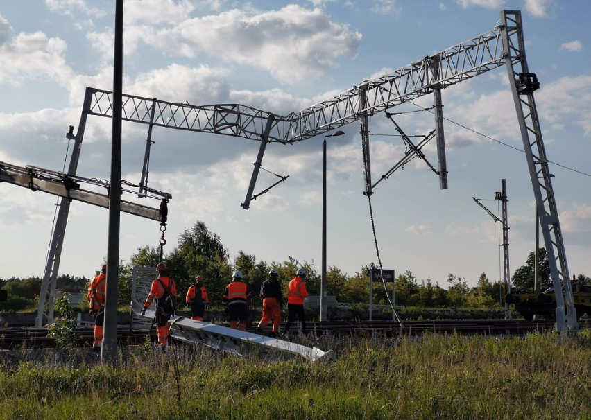 Wypadek w Nowej Dębie. Runęło przęsło sieci trakcyjnej, pracownik, 44-latek z Kielc zeskoczył w ostatniej chwili! (AKTUALIZACJA)