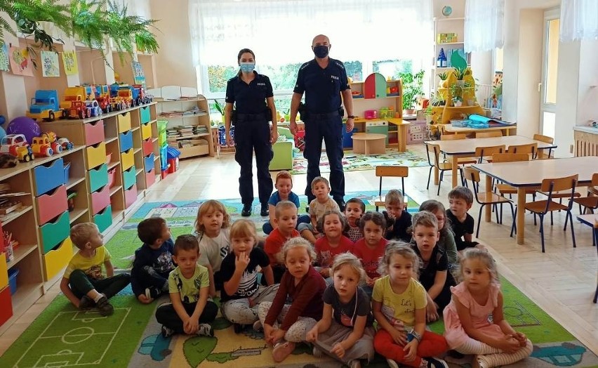 Policjanci z Przysuchy spotkali się z przedszkolakami. Tematem wizyty było bezpieczeństwo na drodze
