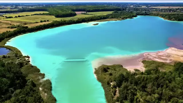 "Polskie Malediwy" cieszą się ogromnym zainteresowaniem wśród turystów. Jezioro wygląda bajecznie. Turkusowa woda i "piaszczysta" plaża wydają się być idealnym miejscem na wypoczynek. Kąpiel w Jeziorze Turkusowym w Koninie jest jednak szczególnie niebezpieczna. Dlaczego?Czytaj dalej i zobacz, jak to niesamowite miejsce wygląda z lotu ptaka --->