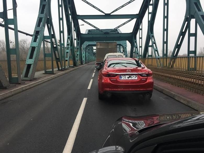 Korki na drodze do Bydgoszczy przed wjazdem na most