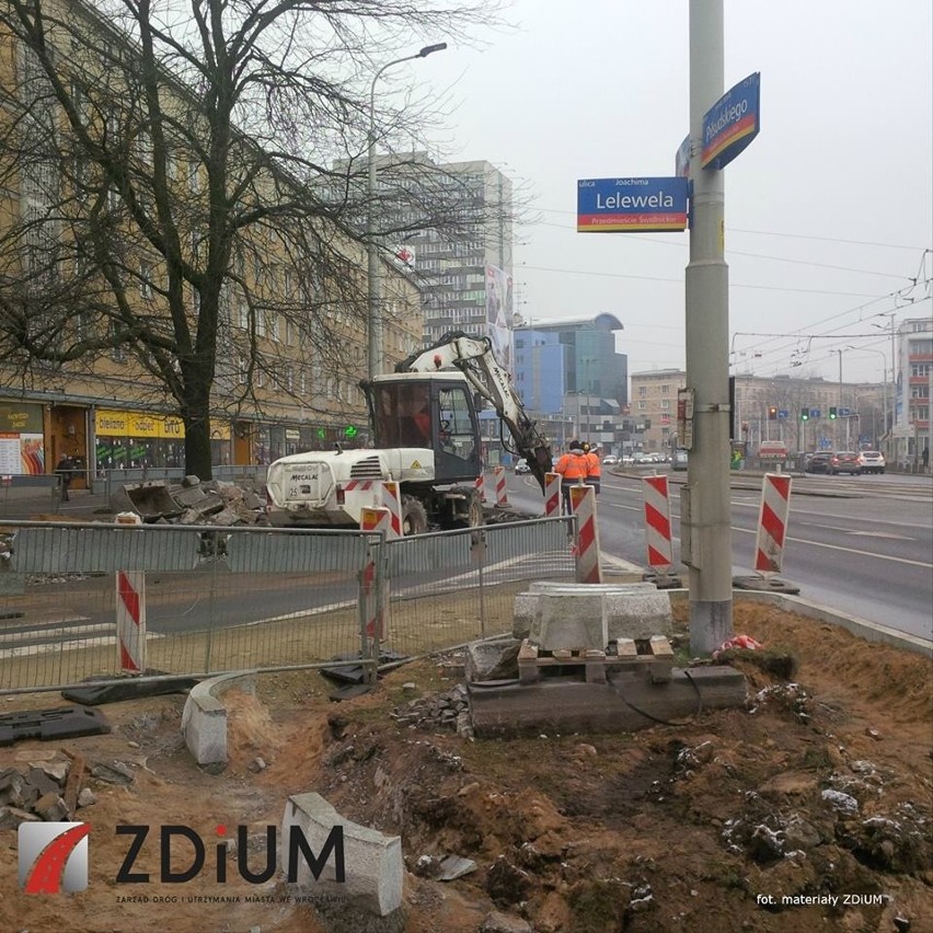 Trwa budowa drogi rowerowej na ul. Piłsudskiego [ZDJĘCIA]