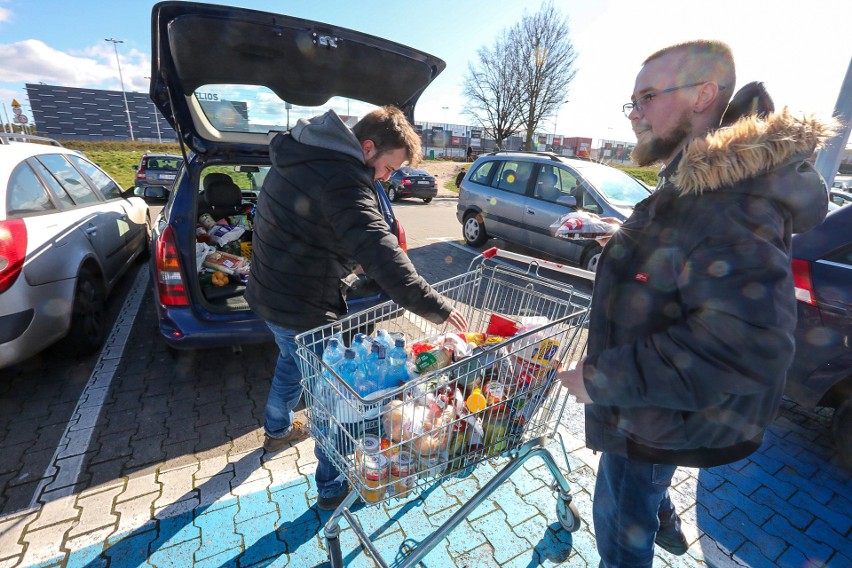 Sklepy wprowadzają specjalne zasady obsługi klientów....