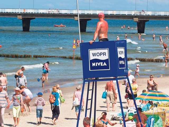 Jeszcze słoneczny poniedziałek na kołobrzeskiej plaży. Ratownicy pracują od godz. 10 do 18. Wieczorem na plażach mają się pojawiać patrole policji, Straży Miejskiej i Straży Granicznej.