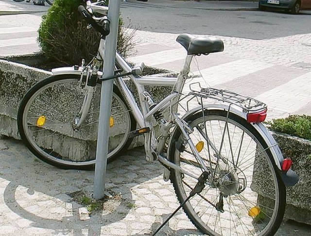 Ten rower "parkuje&#8221; przed wejściem do ratusza od dobrych paru miesięcy. Jest już częściowo rozebrany i trochę "wrósł&#8221; w chodnik...