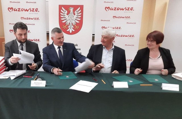 Umowę podpisują przedstawiciele Urzędu Marszałkowskiegoi i gminy Gielniów w powiecie przysuskim, drugi od prawej wójt Władysław Czarnecki, trzeci wicemarszałek Mazowsza Rafał Rajkowski.