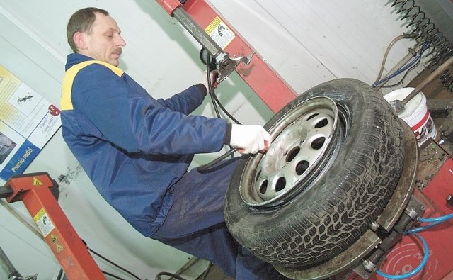 Wymiana opon w Autocentrum Jacex. Opony letnie możemy zostawić do przechowania. Ta usługa kosztuje 60 złotych. 