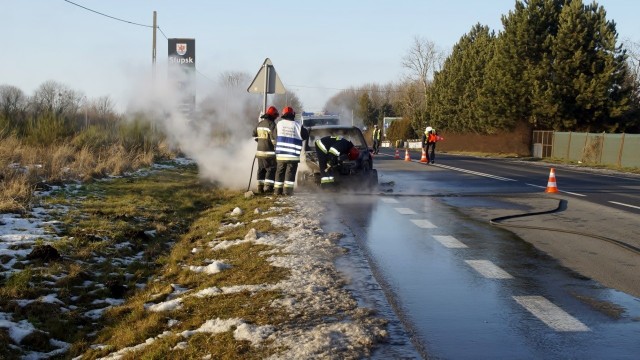 Wczoraj (środa 30.01) na ulicy Portowej w Słupsku doszło do pożaru auta marki Mercedes. Auto doszczętnie spłonęło. Na szczęście nikomu nic się nie stało. Trwa ustalanie szczegółów zajścia.