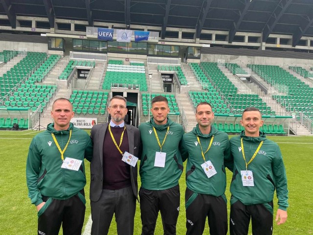 Sędzia Damian Gawęcki (z prawej) z Kielc zadebiutował w podwójnej roli w meczu Ligi Młodzieżowej UEFA  Ruch Lwów-FC Midtjylland. To duże wyróżnienie.