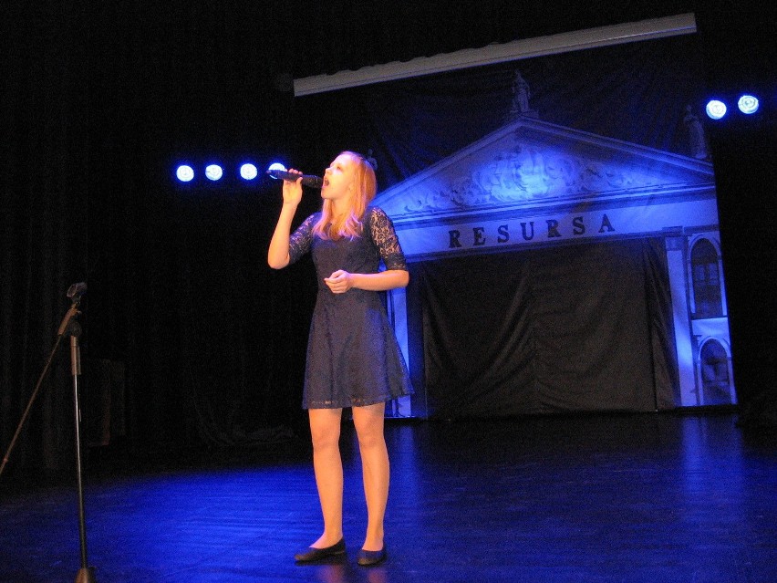 Śpiewa Monika Bolek.