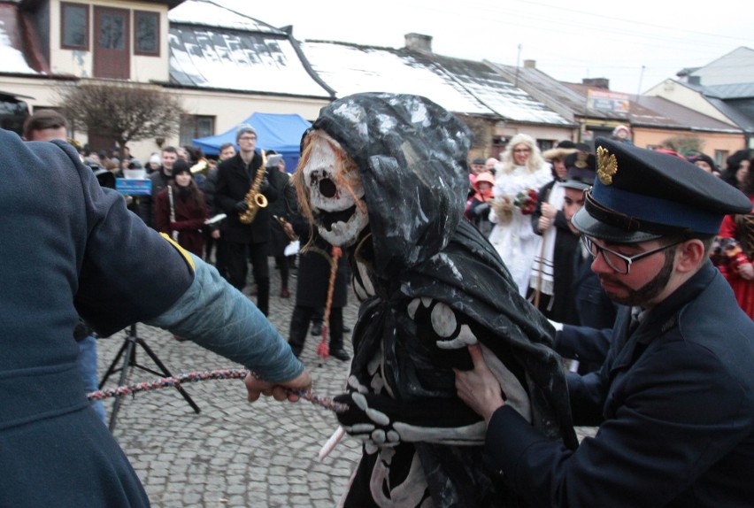 Gmina Jedlińsk. Ścięcie Śmierci 2018. Jedlińskie Kusaki - zwyczaj, który przetrwał kilkaset lat. Korowód przebierańców przeszedł ulicami 