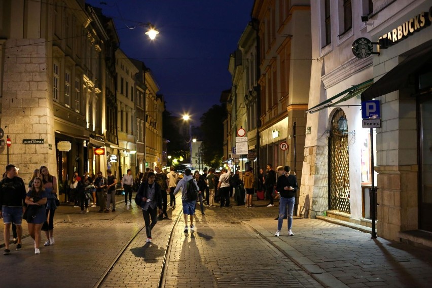 Imprezowa ulica Szewska wróciła do życia. Zapełnione kluby, kawiarnie i bary