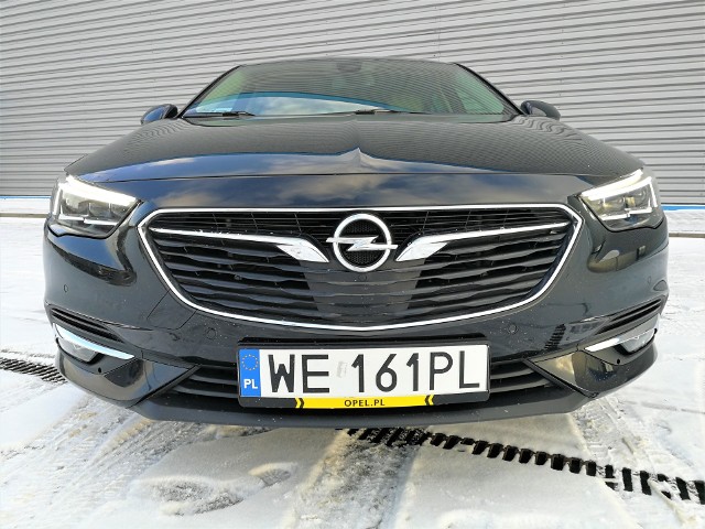 Opel Insignia Grand Sport 1.5 TurboInsignia jest stabilna, wyważona i absolutnie posłuszna. Reakcja na ruch kierownicy jest ekspresowa, podobnie jak na zmianę biegów. Jazda tym autem jest pewna, choć zdarzyło się jej stracić przyczepność na zakrętach podczas opadów. W takich przypadkach jednak ESP spisuje się na plus, pomagając odzyskać właściwy tor jazdy. Fot. Kamila Nawotnik