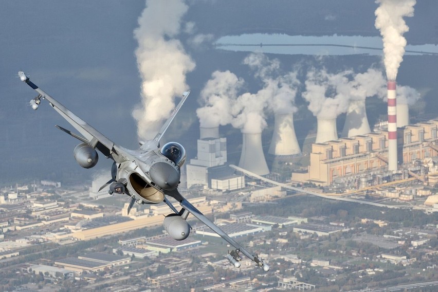 Huk myśliwców wielozadaniowych F-22 Raptor i F-16 z 32 Bazy...