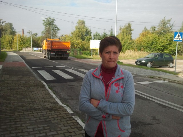Renata Głogowska, mieszkanka ul. Ochronkowej w Trzebini, ma dość huku jeżdżących tędy tirów