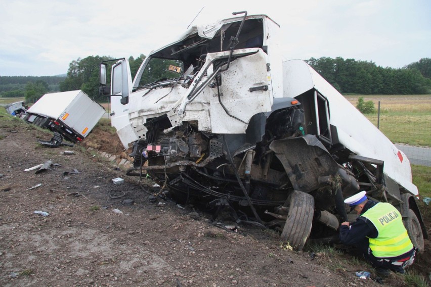 Wypadek na obwodnicy Kielc w Szewcach. Dwie ciężarówki roztrzaskane po zderzeniu 