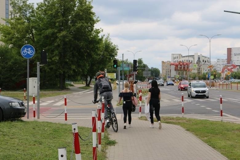 Rowerzyści jeżdżą na tym odcinku po chodniku