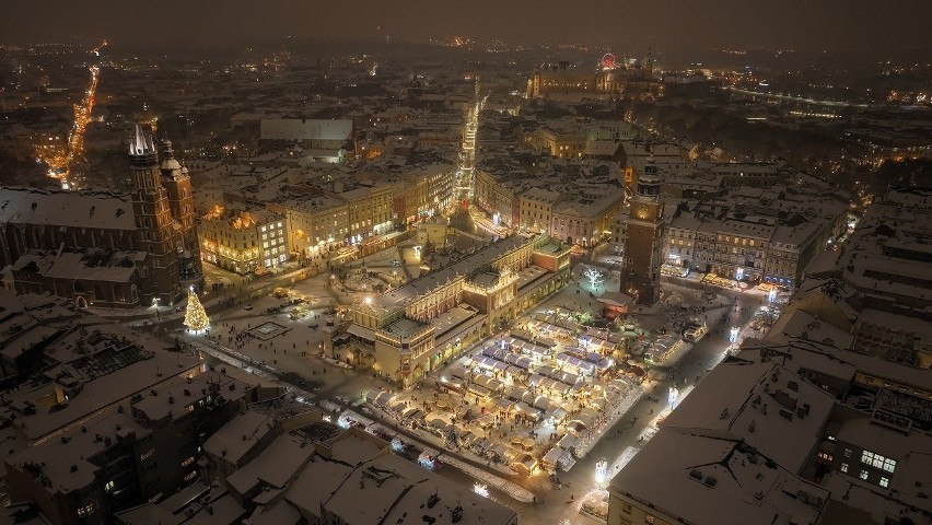 Jest jak w bajce. Niepowtarzalny Jarmark Bożonarodzeniowy w Krakowie. Niezwykłe zdjęcia świątecznego targu na Rynku Głównym 