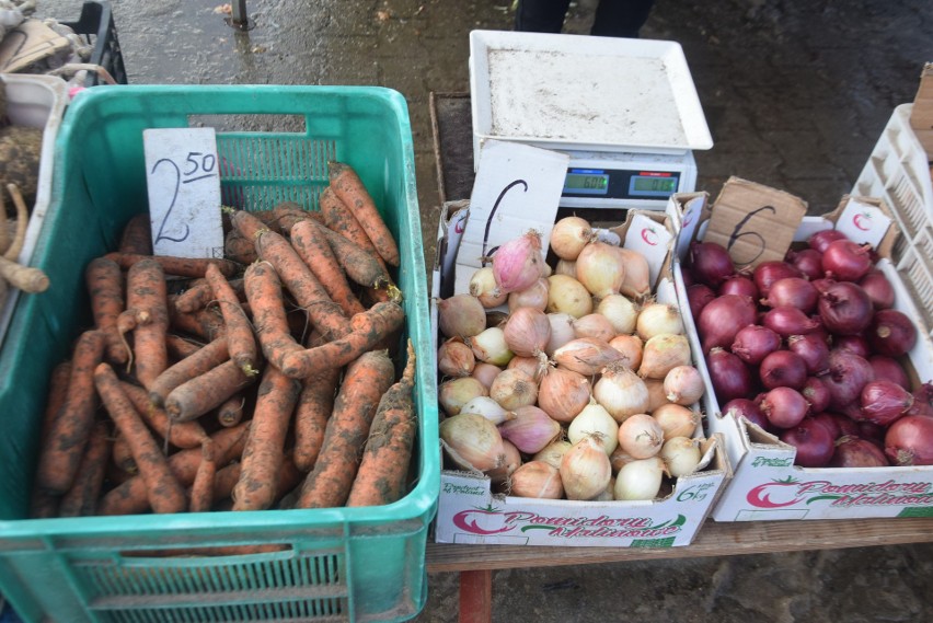 Kapusta, buraki, cebula, jabłka, jaja – tym handlowano 23 stycznia w Przysusze na targowisku. Zobaczcie zdjęcia