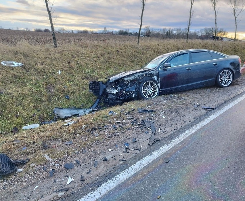 Groźny wypadek koło Mrągowa. Zderzenie czołowe Audi i Skody na drodze krajowej