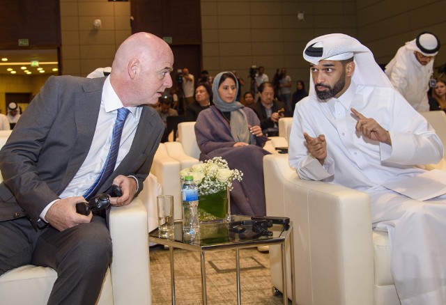 Prezydent FIFA Gianni Infantino i szef komitetu organizacyjnego MŚ 2022 Hassan Al Thawadi podczas Forum w Doha