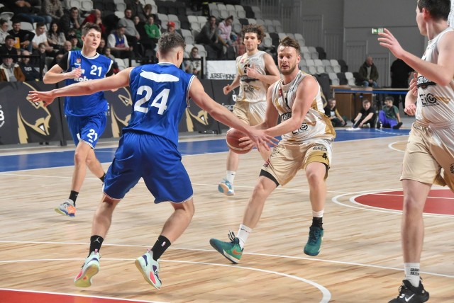 Koszykarze EIG CEZiB Kangoo Basket Gorzów (jasne stroje) przegrali w Kątach Wrocławskich i stracili szansę na awans do drugoligowych play offów.