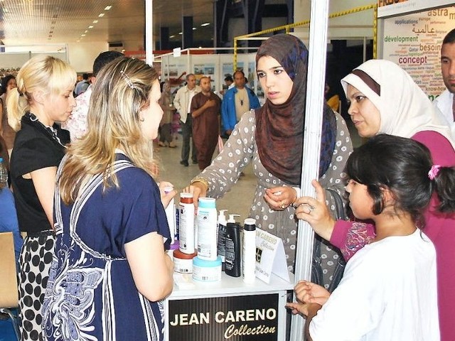 Karolina Dumała (z lewej) wraz z tłumaczką oferuje kosmetyki kobietom z Algierii podczas targów w Afryce