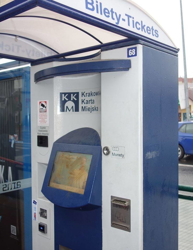 Kraków. Ktoś obsmarował fekaliami kolejne automaty biletowe [ZDJĘCIA]