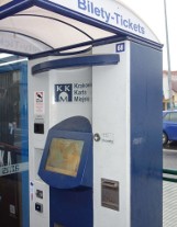 Kraków. Ktoś obsmarował fekaliami kolejne automaty biletowe [ZDJĘCIA]