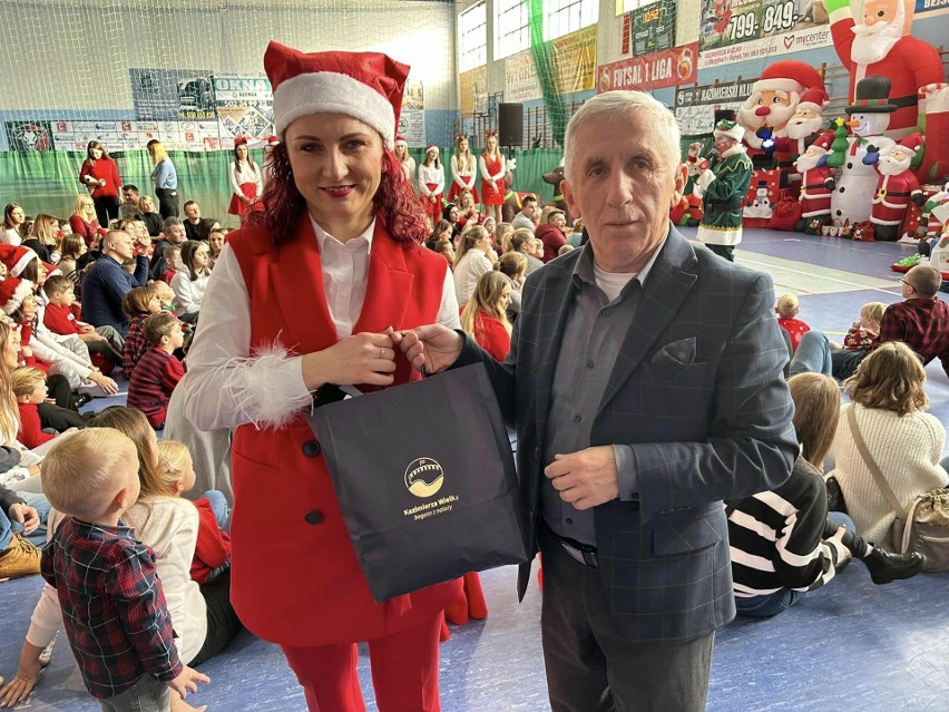 Święty Mikołaj spotkał się z dziećmi z przedszkola "Sylabka" w Kazimierzy Wielkiej. Było bardzo radośnie. Zobacz wideo i zdjęcia