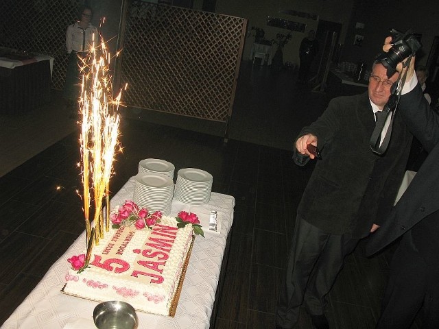 Uczestnicy uroczystości skosztowali urodzinowego tortu.