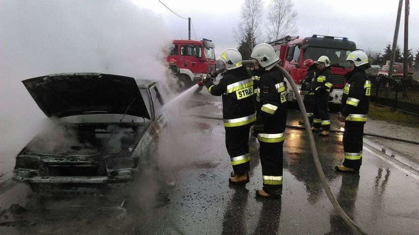 Pożar samochodu w Makowcu koło Skaryszewa.