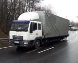 Na autostradzie ciężarówce odpadły tylne koła