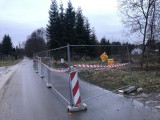 W Radomiu położyli asfalt na prywatnej działce, właściciel zagrodził fragment ulicy Kończyckiej. Stanęła zapora dla kierowców i pieszych
