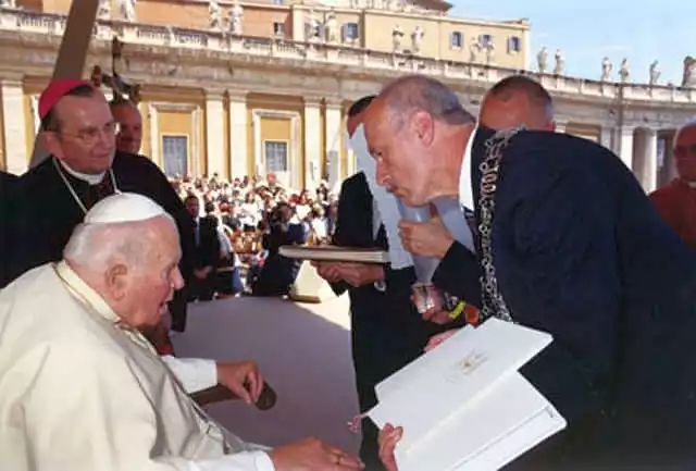 W maju 2004 r. w Watykanie wręczono papieżowi Janowi Pawłowi II insygnia Honorowego Obywatela Miasta Inowrocławia. Inowrocławskiej delegacji przewodniczył Jan Koziorowski, przewodniczący rady miejskiej