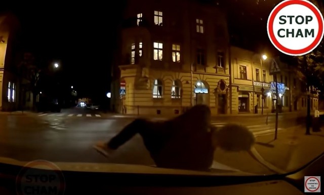 Do nietypowego zdarzenia doszło parę dni temu na jednej z ulic Krakowa. Piszy wbiegł na drogę na pasach, po czym rzucił się na maskę zatrzymującego się samochodu. Miał pecha, bo całą sytuację zarejestrowała kamera, która była w tym pojeździe. WIĘCEJ NA KOLEJNYM ZDJĘCIU