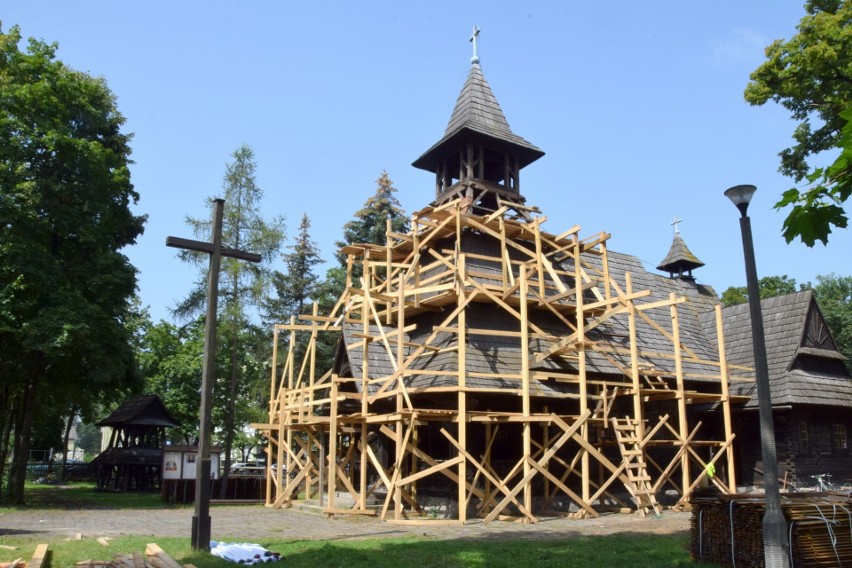 Drewniany zabytkowy kościół Białogonie w Kielcach jest remontowany. Zniknęło całe wyposażenie. Co się zmieni? Zobacz zdjęcia 