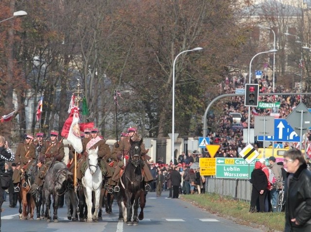 Rzeka ludzi na ulicy Jana Pawła II. Na czele pochodu Kielecki Ochotniczy Szwadron Kawalerii imienia 13. Pułku Ułanów Wileńskich.