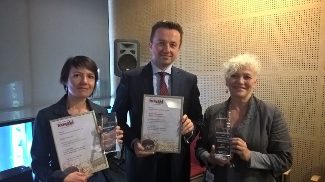 Elżbieta Tomczyk-Miczka (od lewej), Piotr Mielec i Teresa Karkowska z wydawnictwa AMISTAD z nagrodą i przewodnikiem.