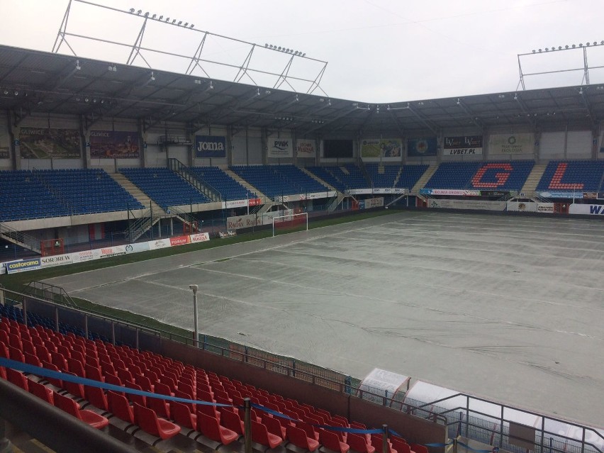 Murawa stadionu Piasta Gliwice pod agrowłókniną.