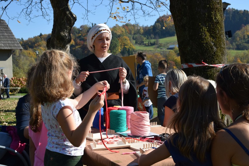 Szymbark. Piknik rodzinny pod Kasztelem: dla dzieci - warsztaty tkackie, dla dorosłych - kawior, dla wszystkich - zabawa pod chmurką