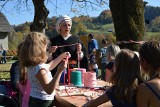 Szymbark. Piknik rodzinny pod Kasztelem: dla dzieci - warsztaty tkackie, dla dorosłych - kawior, dla wszystkich - zabawa pod chmurką