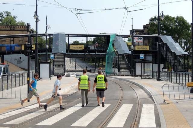 Do wykonania pozostała jeszcze jezdnia i chodniki wzdłuż ulicy Skrzyńskiego. Gotowa jest już prawie kładka przy moście kolejowym