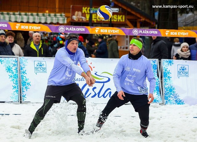 Karol Szczepanik z Tarnobrzega (z lewej) oraz Paweł Piwowarczyk z Krakowa pokazali w Wiśle jak się po mistrzowsku gra na śniegu.