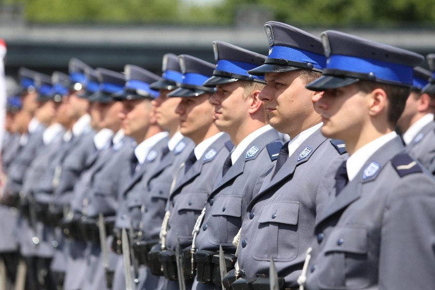 Nieumundurowani funkcjonariusze Policji wykonujący czynności...