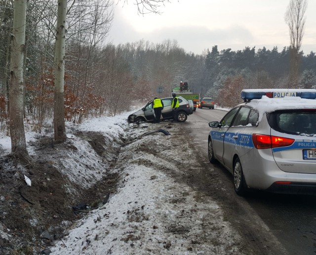 Do zdarzenia doszło w czwartek rano na drodze między Gr&oacute;jcem a Piasecznem. Pijanym kierowcą zajęli się policjanci.