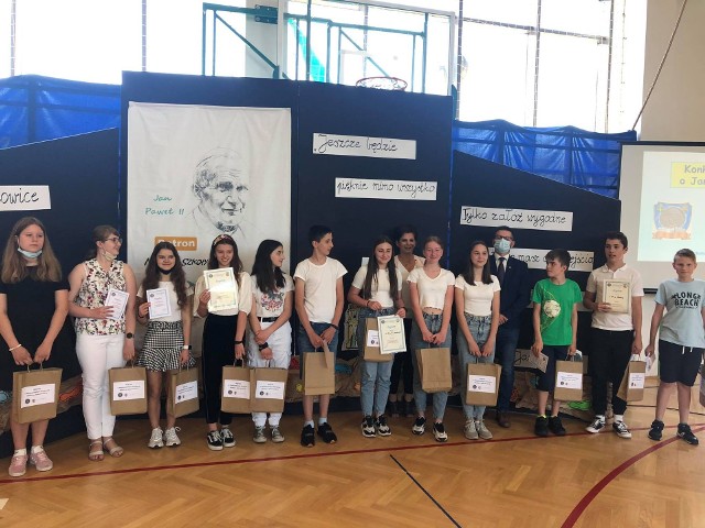 W Szkole Podstawowej nr 1 w Wadowicach odbył się konkurs wiedzy o Janie Pawle II z udziałem drużyn reprezentujących szkoły z terenu wadowickiej gminy