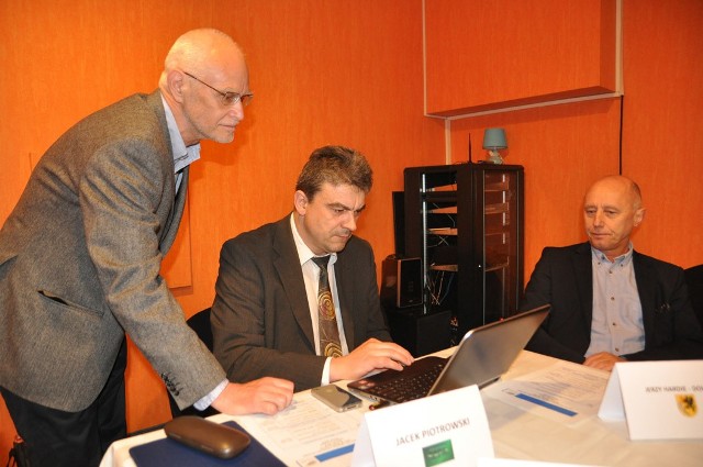 Spotkanie w SAPiK-u, o szczegółach projektu dyskutują reprezentujący Szczecinek (od lewej) Jacek Piotrowski, Holger Zeiser i burmistrz Jerzy Hardie-Douglas. 