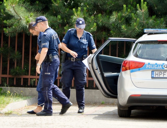 Podejrzany w asyście policji doprowadzany jest do Sądu Rejonowego w Łowiczu