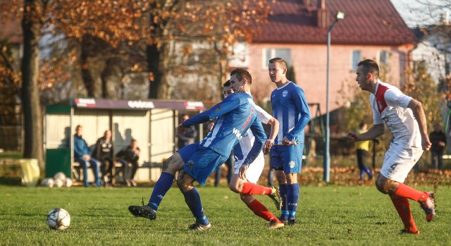 Jedną z bramek dla Wisłoka Wiśniowa zdobył Wiesław Kozubek (przy piłce)